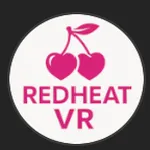 RedHeatVR の白背景×ピンクのダブルチェリーのブランドロゴ。 このブランドのバーチャルキャラ作品や動画シリーズを象徴するアイコンだよ。