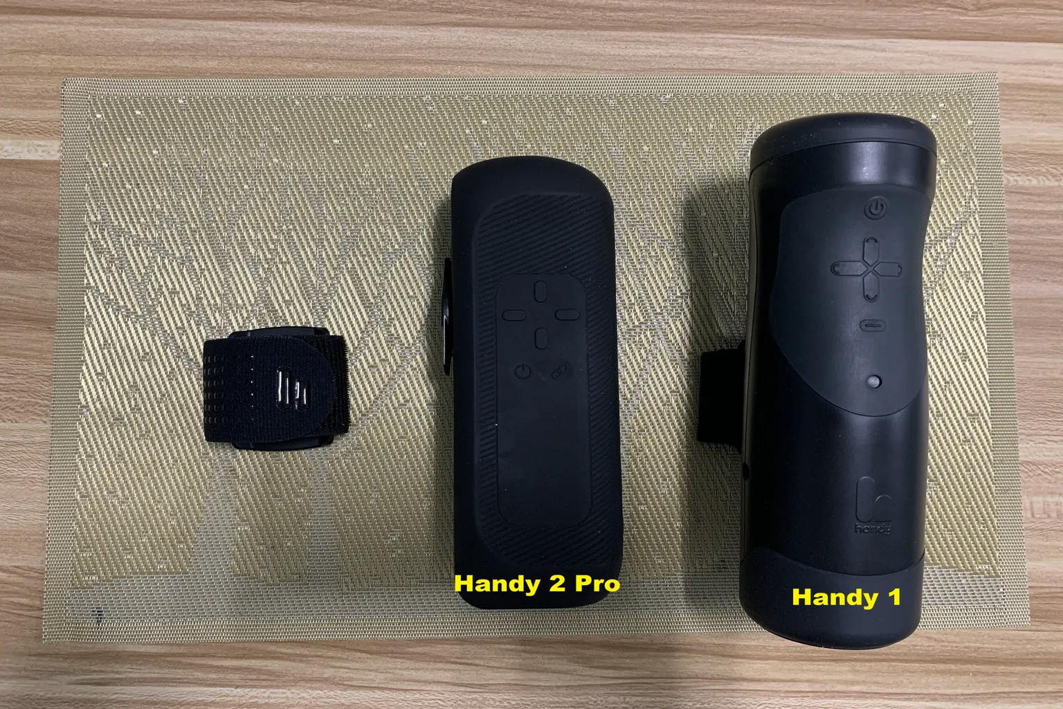 The Handy 1とThe Handy 2 Proを正面から並べ、本体デザインと操作ボタンの違いを比較している写真。