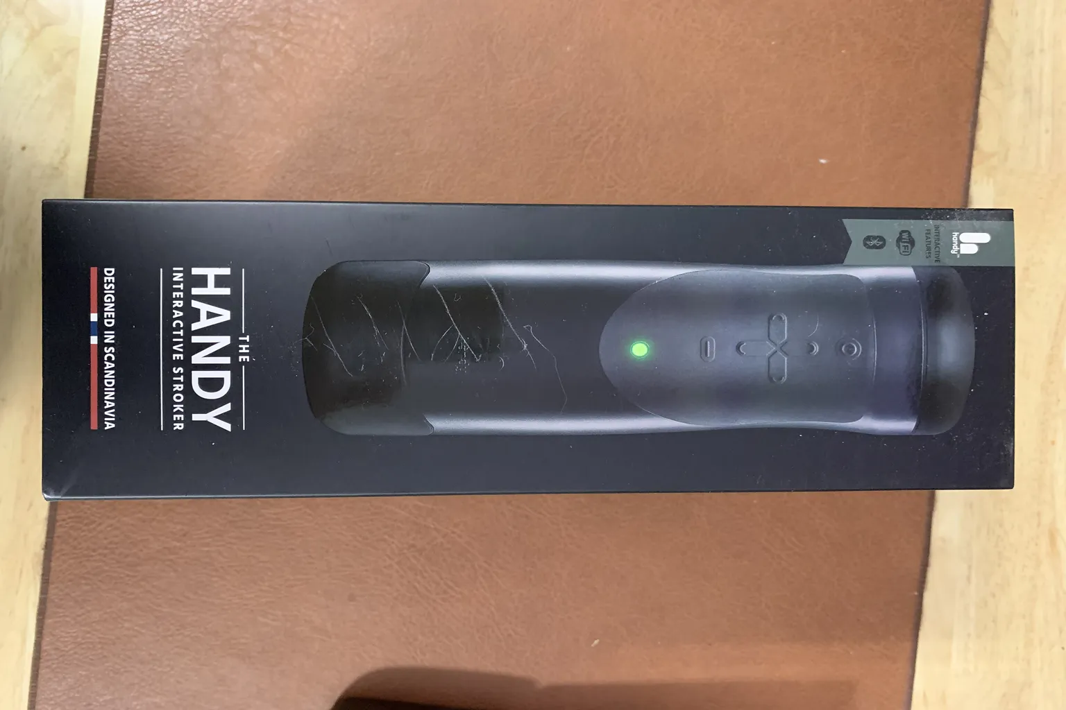 The Handyの外箱パッケージ正面で、本体の見た目とブランドデザインが分かる