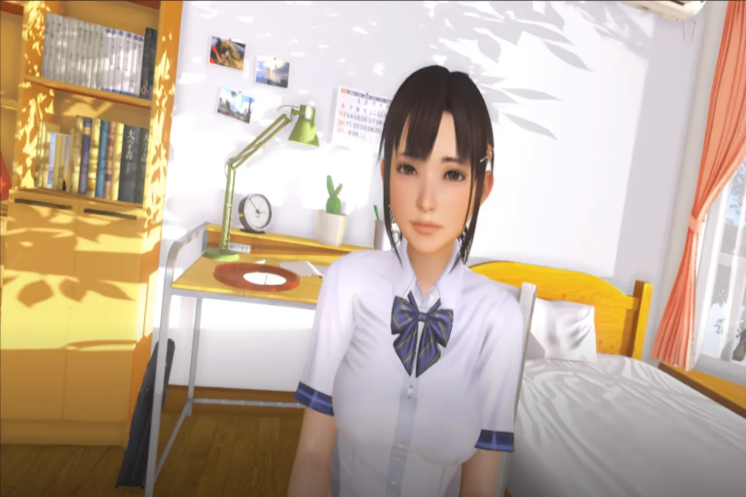 VR Kanojo のヒロインが寝室でこちらに微笑んでいるシーン。 後ろには日本風のデスクや本棚があって、壁やベッドに落ちる光の表現から、部屋の作りやキャラモデルの雰囲気がよく分かるカットだよ。