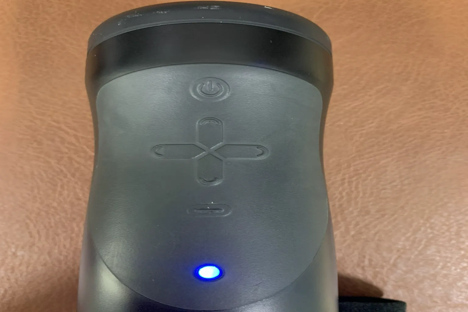 The Handyの青いLEDが点灯してる状態。これでBluetoothモードが有効になってるって分かる