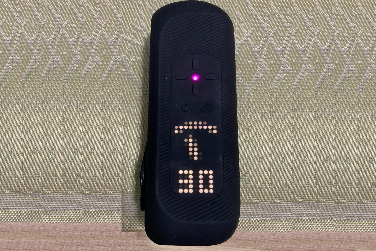 The Handy 2 Pro本体のディスプレイに、動作強度80が表示されている画面。