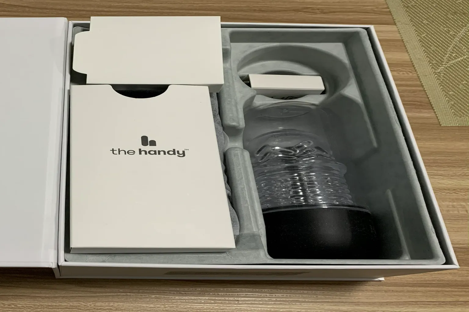 The Handy 2 Proの外箱を開けた状態。透明スリーブや付属品の箱がトレーに収められている。