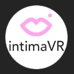 intimaVR の白背景×ピンクのリップ形ブランドマーク。 バーチャルキャラの内容やロマンチック系のテーマを示すシンボルって感じ。