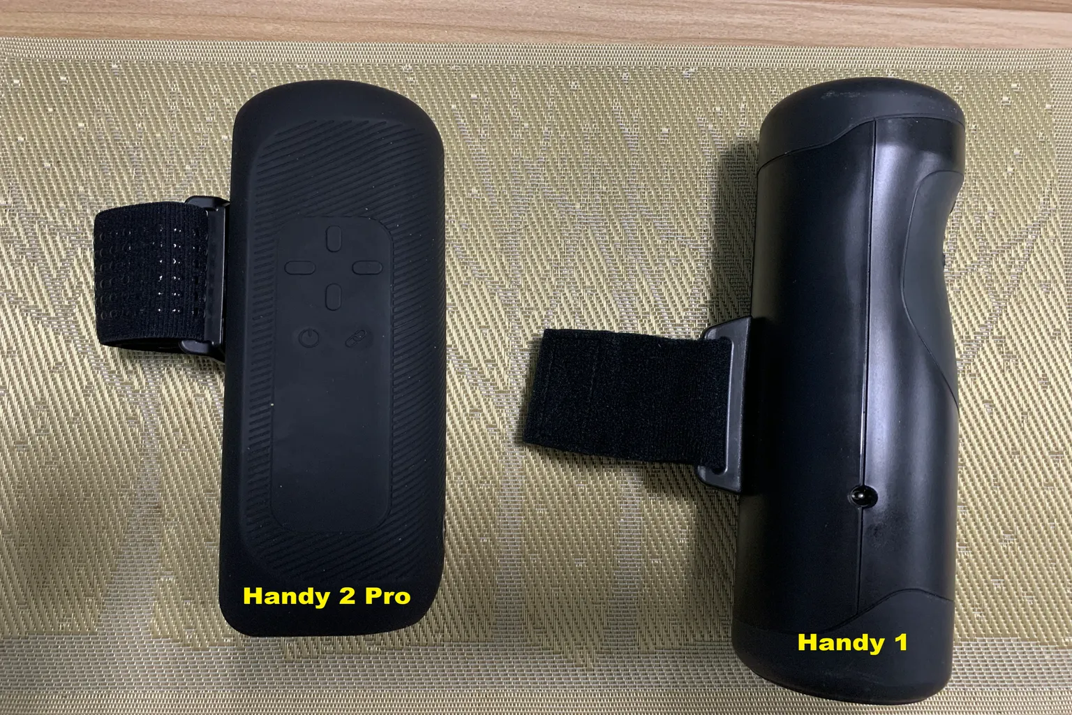 The Handy 1とThe Handy 2 Proを横から並べ、本体の厚みや形状の違いを比較している写真。