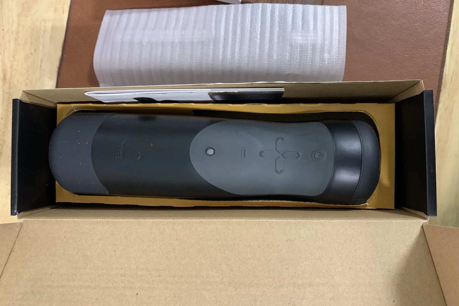 箱を開けたときの開封シーンで、The Handy本体が中に収まっていて、ボタン配置や本体デザインが見える