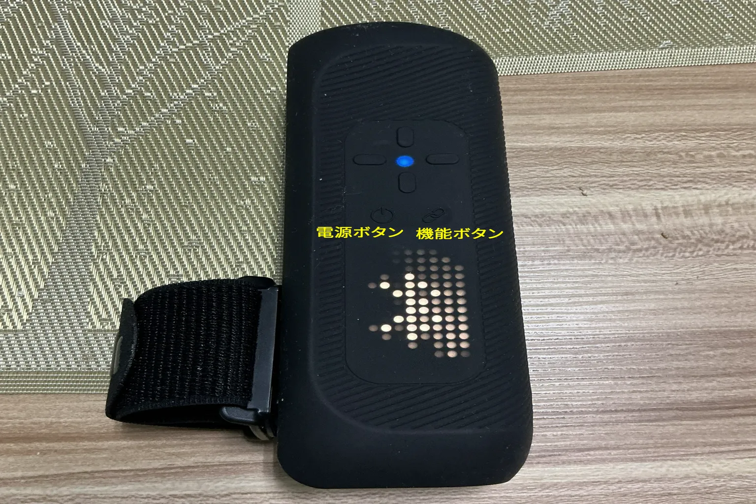 The Handy 2 Proの電源を入れ、青いランプが点灯している状態。電源ボタンと機能ボタンの位置も確認できる。