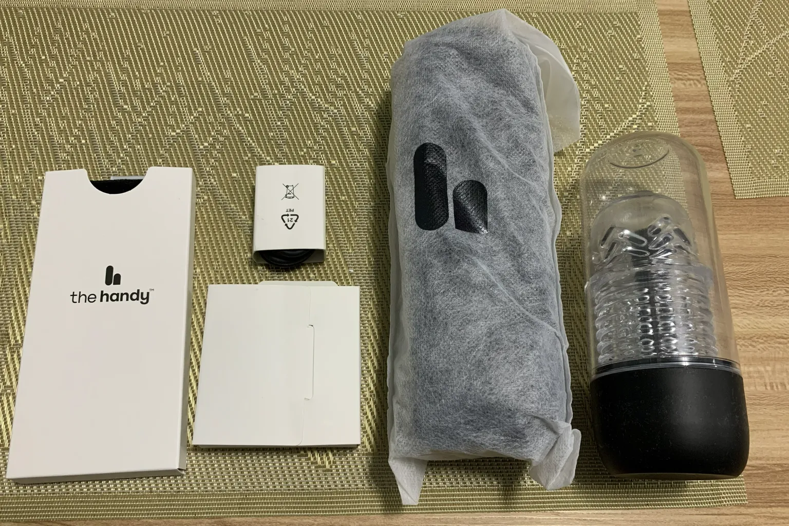 The Handy 2 Proの付属品を箱から取り出した状態。本体、スリーブ、ケーブル、付属品の箱が並んでいる。
