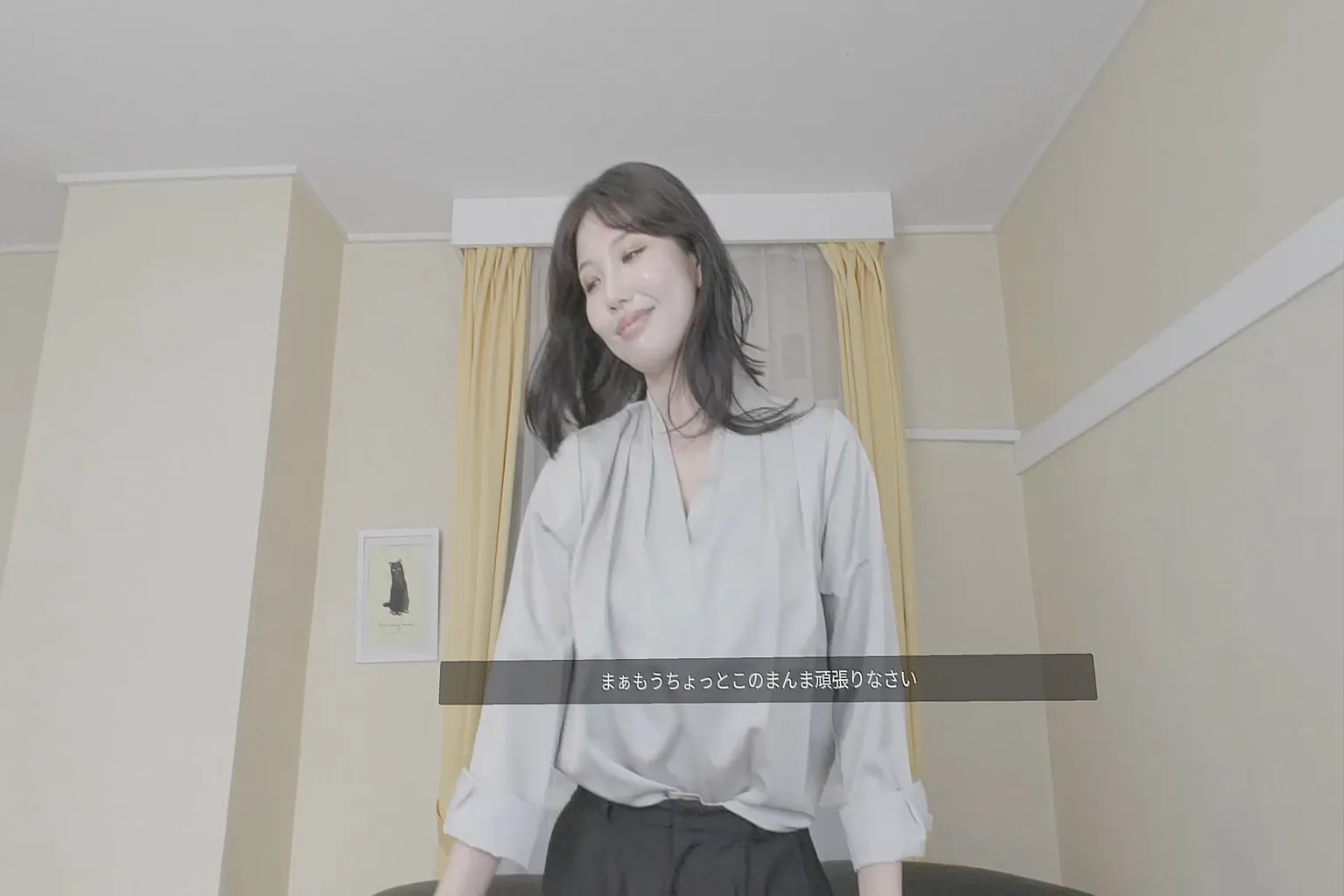 日本のJVRメーカー作品で、若い熟女がリビングに立っており、字幕には日本語のセリフが表示されている