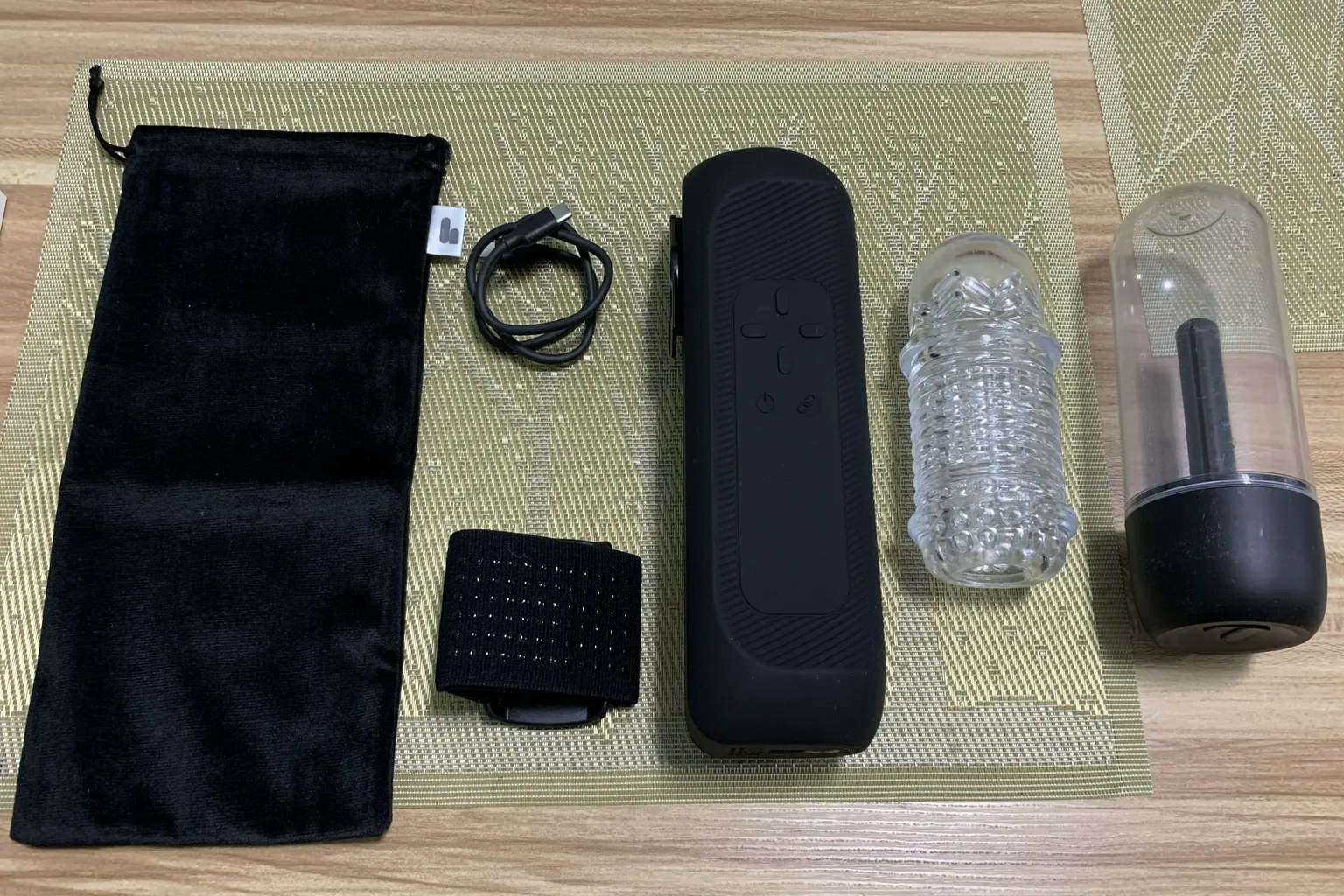 The Handy 2 Proの内容物一覧。収納ポーチ、本体、USB-Cケーブル、固定バンド、スリーブ、乾燥ケースが並んでいる。