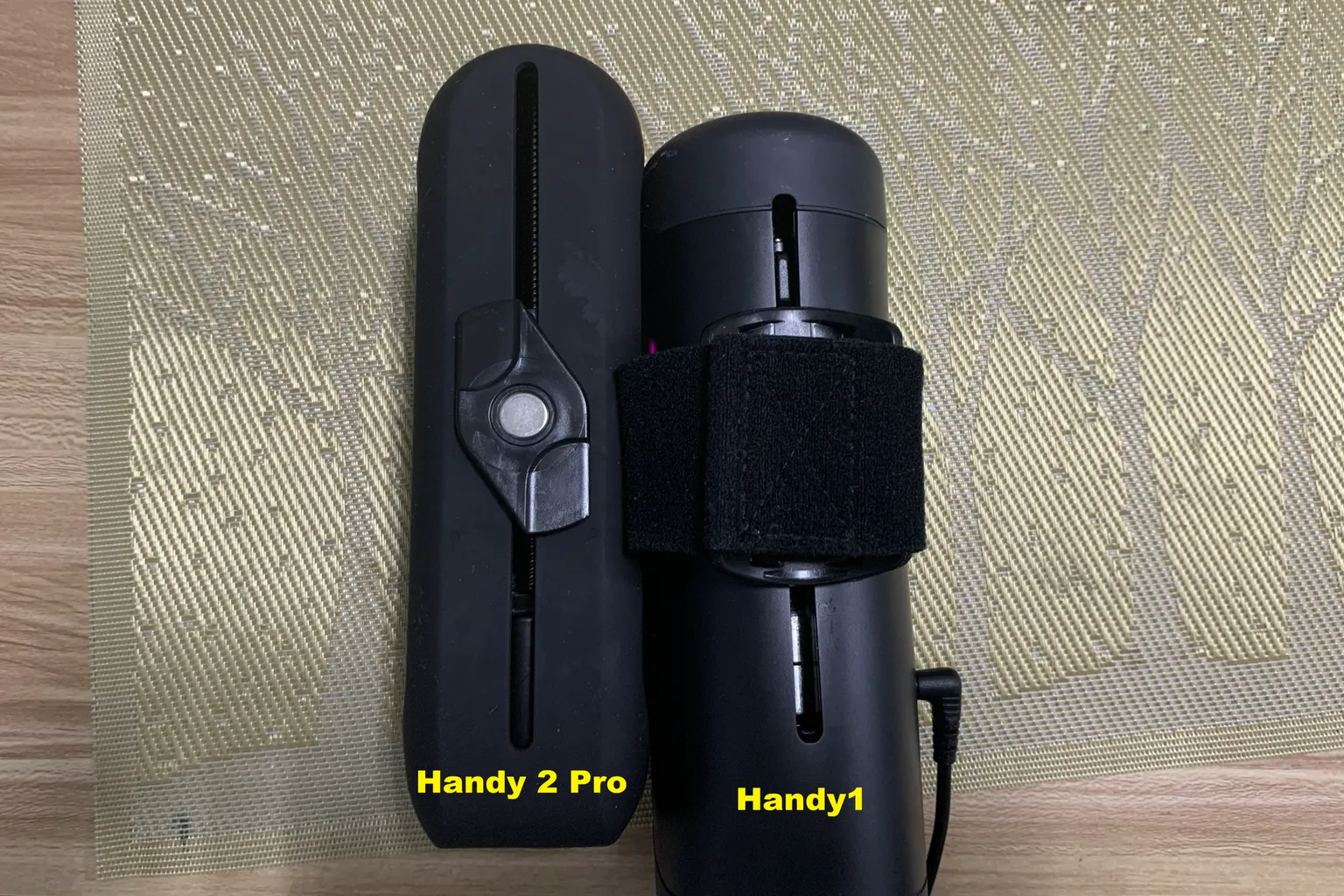 The Handy 1とThe Handy 2 Proのスライダー部分を並べ、ストローク構造の違いを比較している写真。