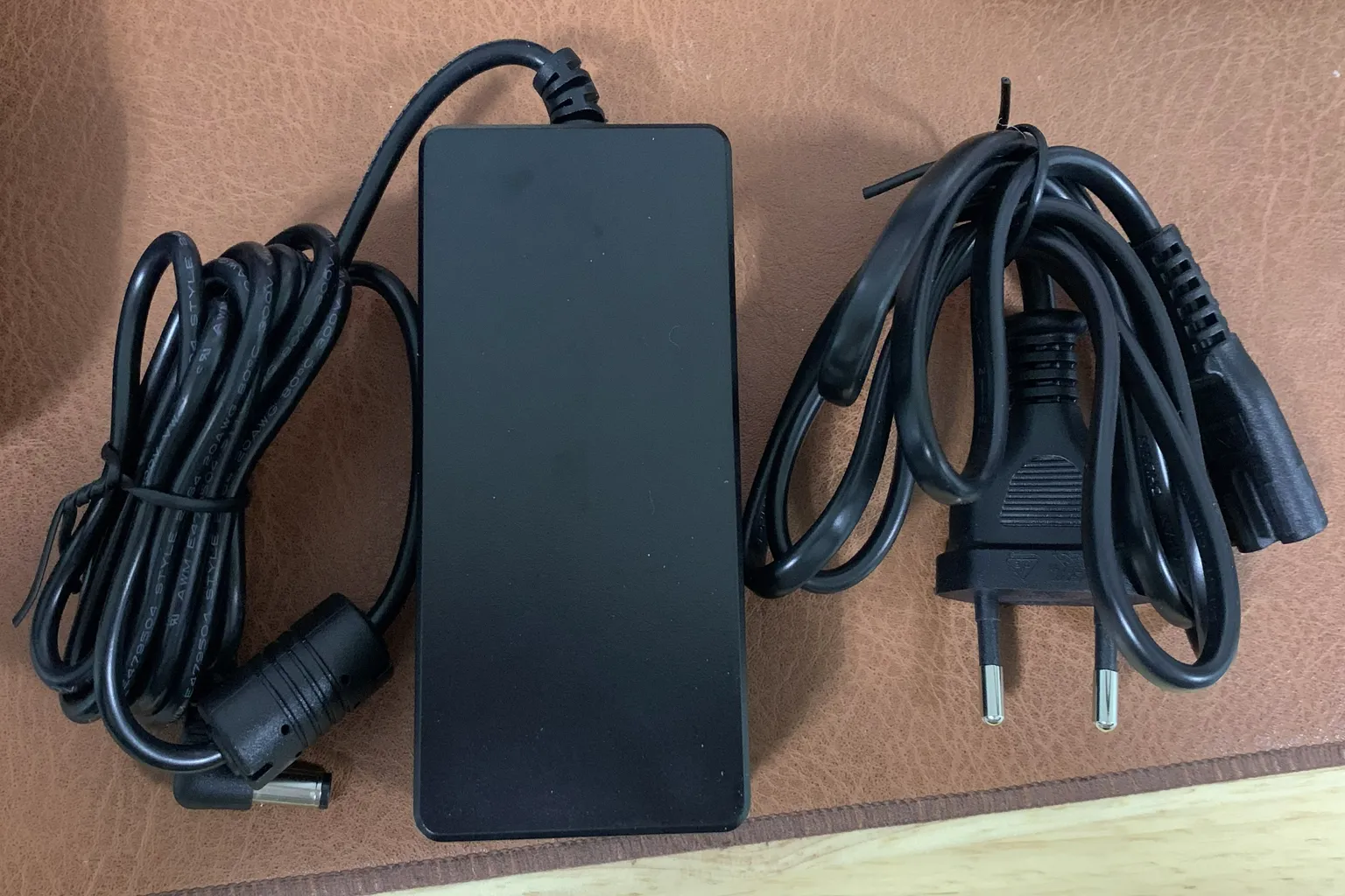The Handy純正の電源アダプターと電源ケーブルのセットで、本体の給電に使うやつ