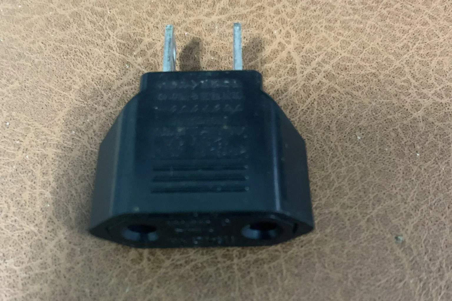 欧州仕様の2ピンプラグ用変換アダプターで、The Handyの電源アダプターを別のコンセントでも使えるようにする