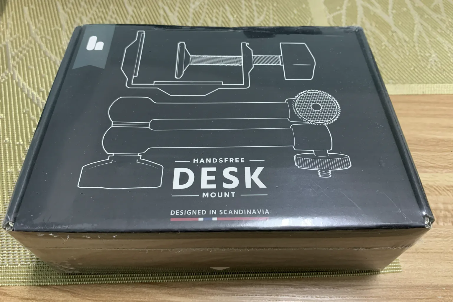 The Handy 2用Desk Mount Kitの外箱。ハンズフリー固定用マウントの構造図が描かれている。