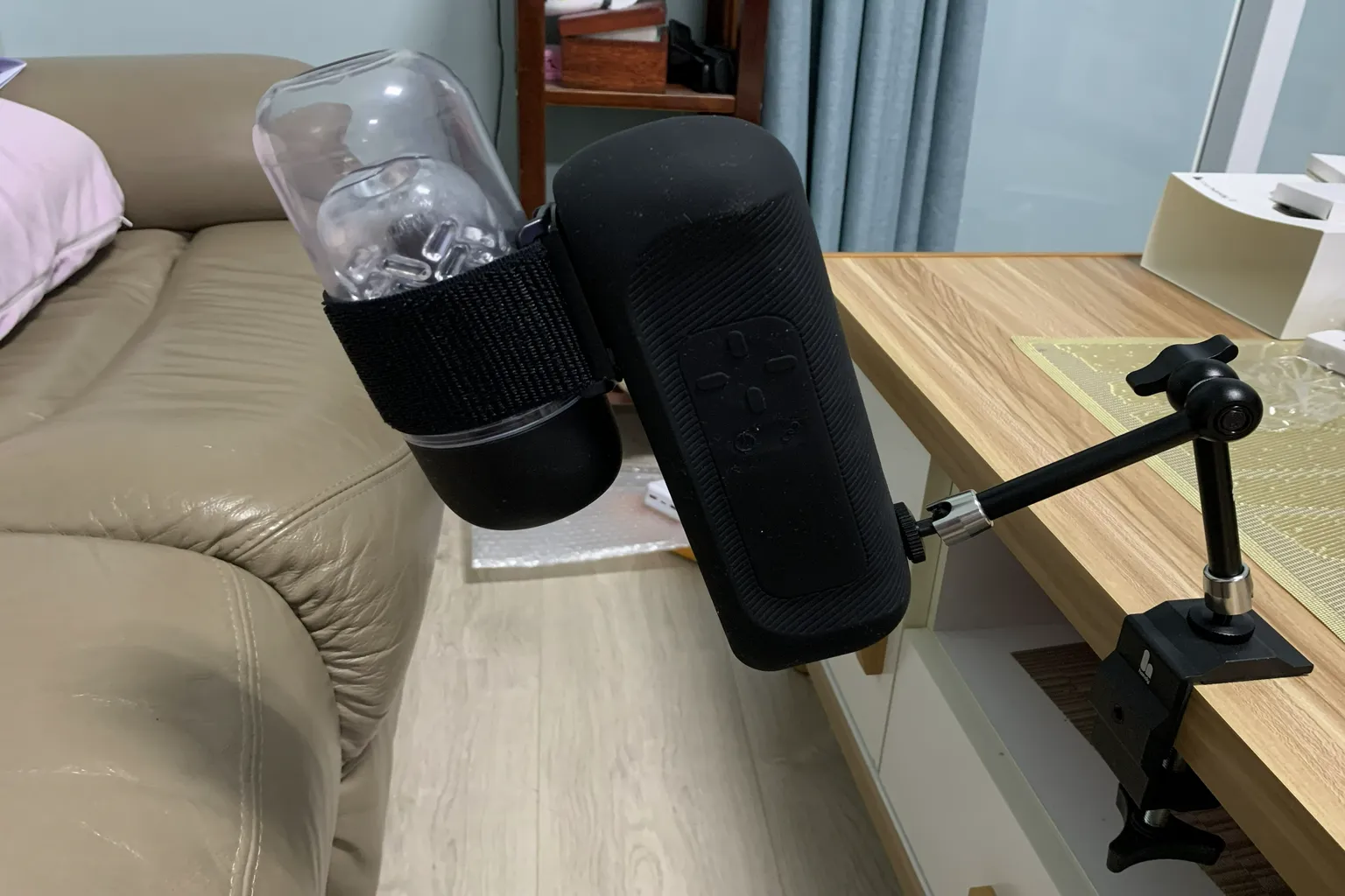 The Handy 2 ProをDesk Mount Kitでテーブルに固定した状態。マウントと本体の取り付け方が分かる。