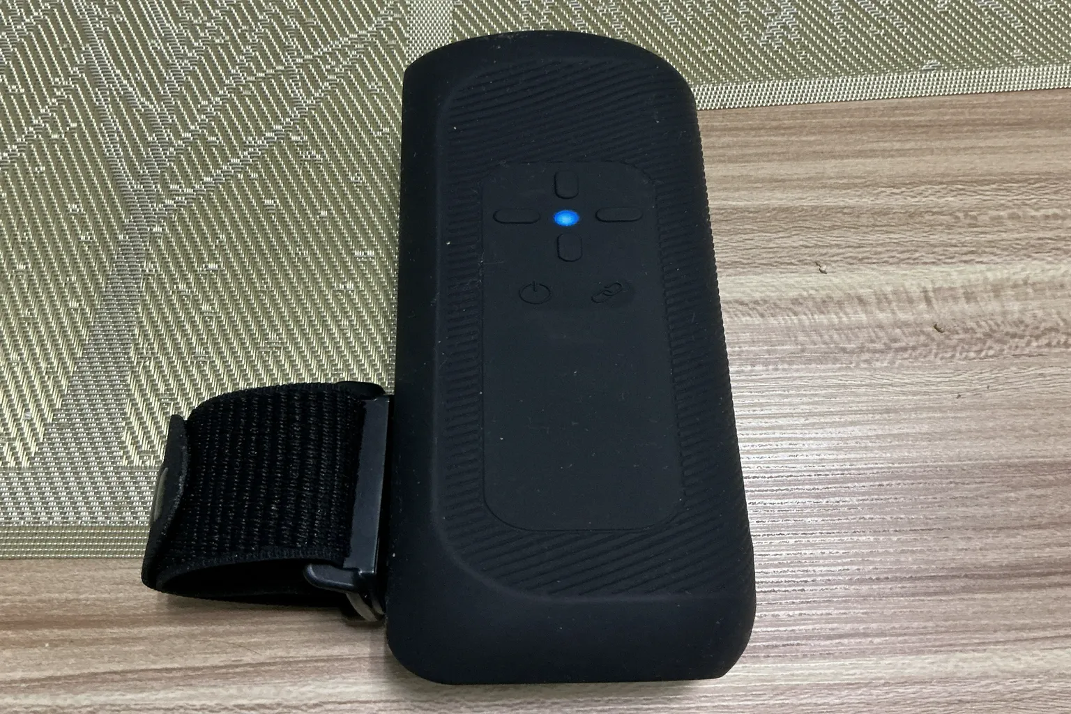 The Handy 2 ProがBluetooth接続され、青いランプが点灯している状態。