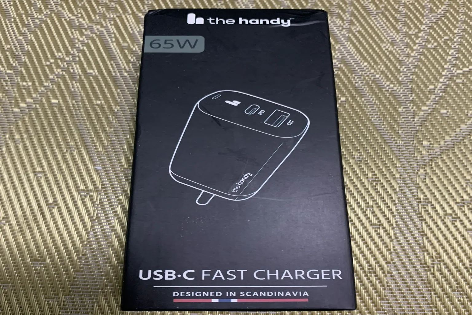 The Handy公式65W USB-C Fast Chargerの外箱。USB-C急速充電器のパッケージが写っている。