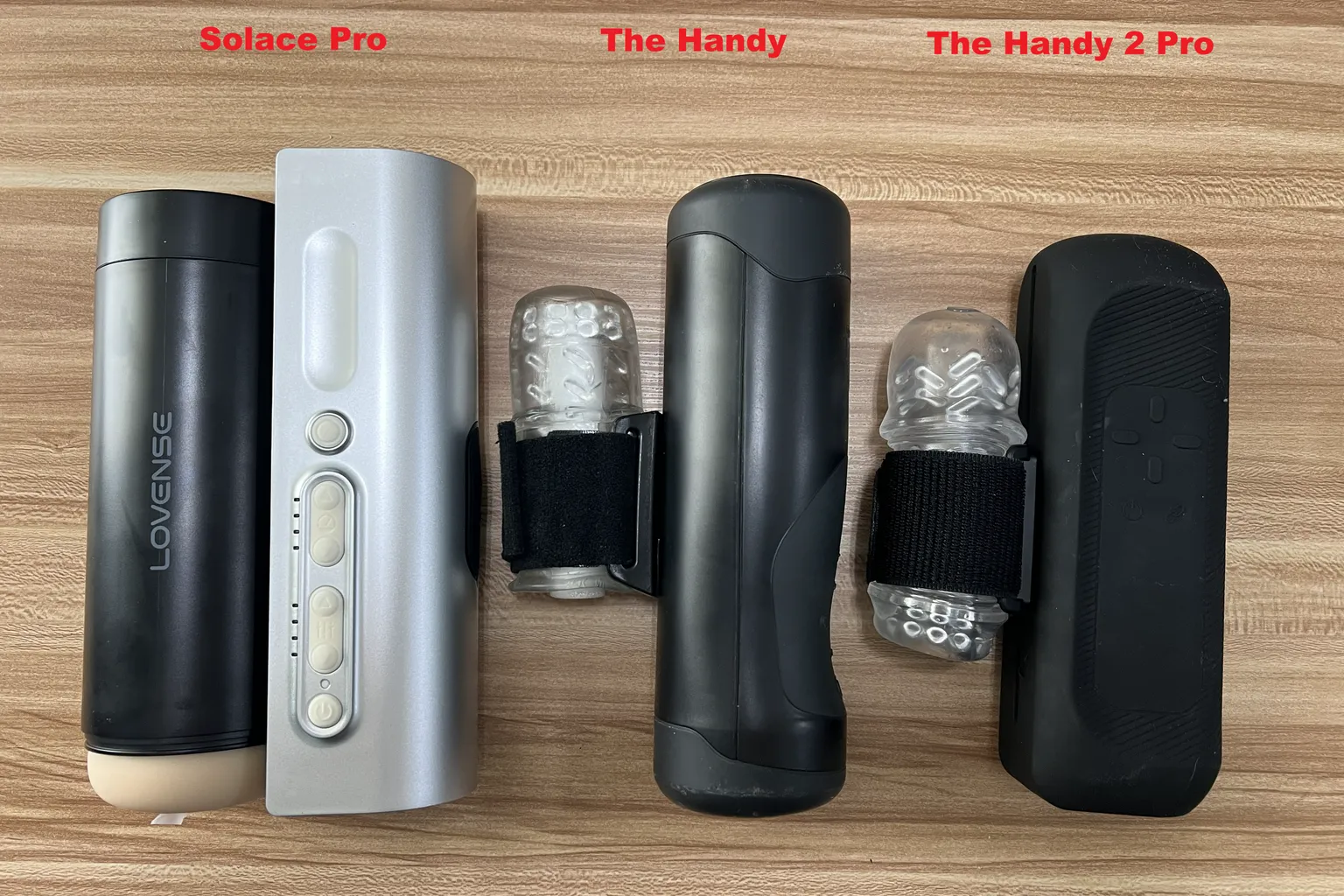 Lovense Solace Pro、初代The Handy、The Handy 2 Proを並べて、本体サイズや形状、スリーブの取り付け方を比較した写真
