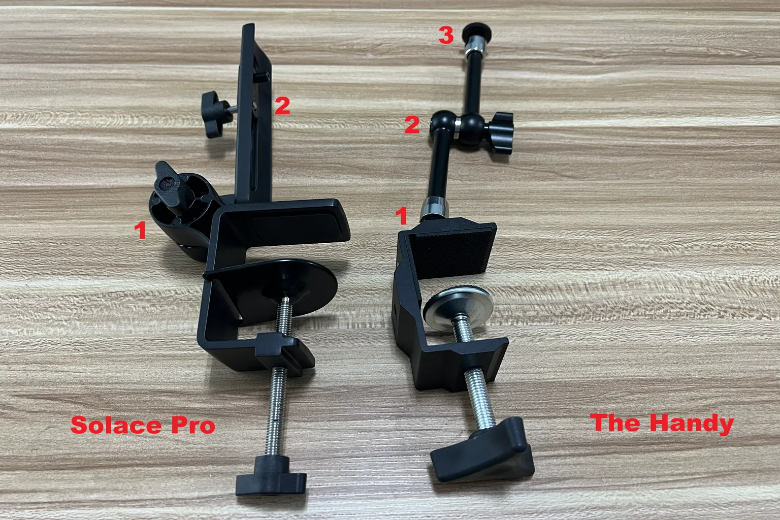 Lovense Solace Proの付属デスクマウントと、The Handyのアーム式デスクマウントを比較。角度を調整できる部分を数字で表示