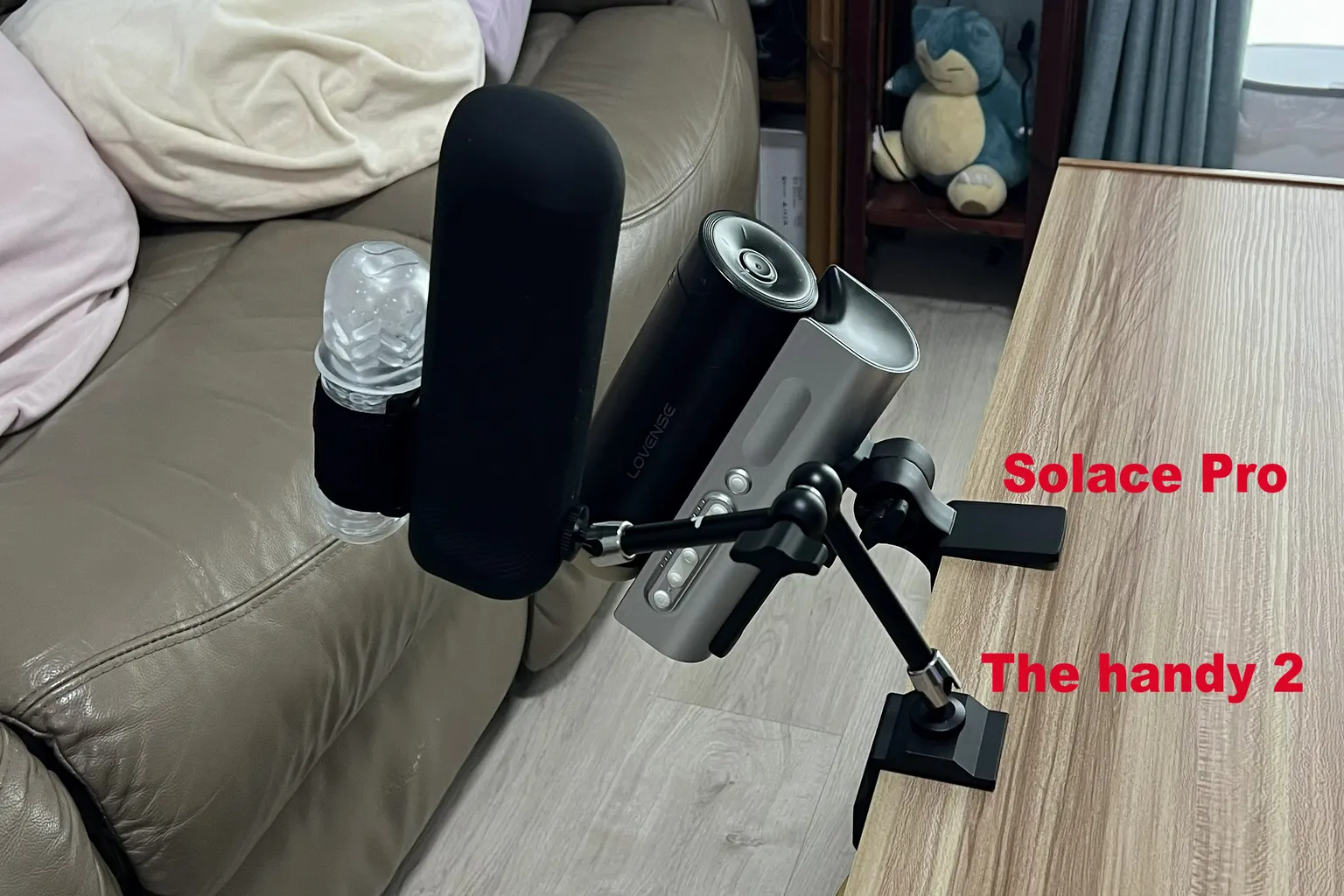 Lovense Solace ProとThe Handy 2をそれぞれのデスクマウントでテーブルに固定し、取り付け位置や角度の違いを比較